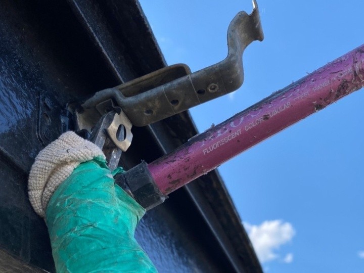 古い支持金具の取り外し