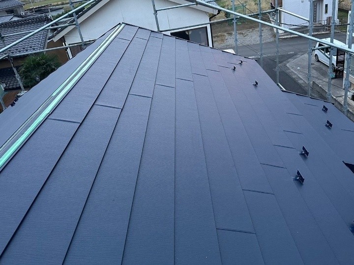 軒先板金の取り付けと屋根材の敷設