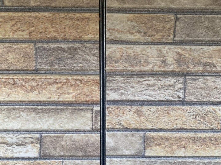 外壁サイディングは目地や表面の経年感が出ている様子