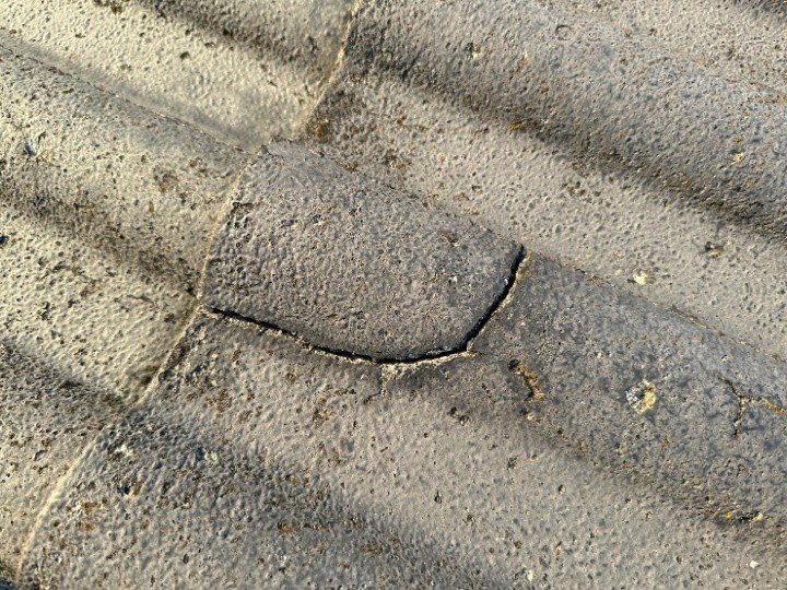 調査写真3：セメント瓦のひび割れ