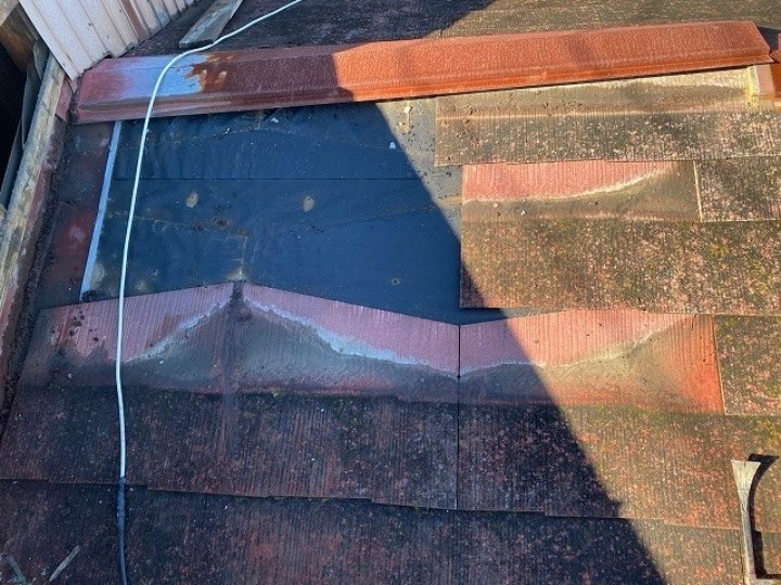 屋根材の一部にも劣化を確認