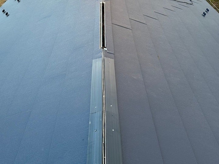 樹脂製貫板と棟板金の設置