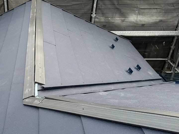 棟板金下地（樹脂製貫板）の設置