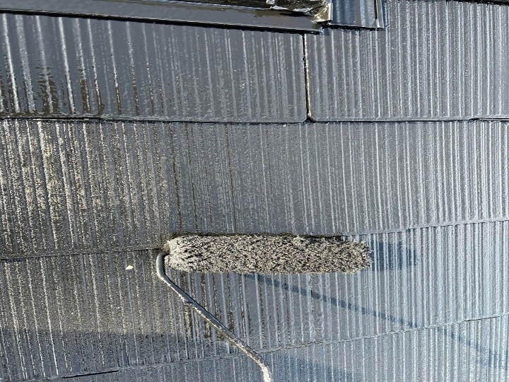 上塗り作業で美しい艶が復活