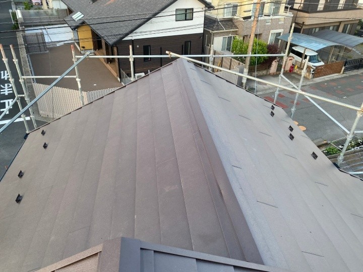 新しい棟板金の設置とコーキング処理