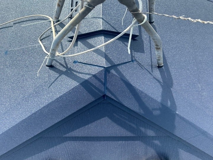 棟板金の固定とコーキング処理