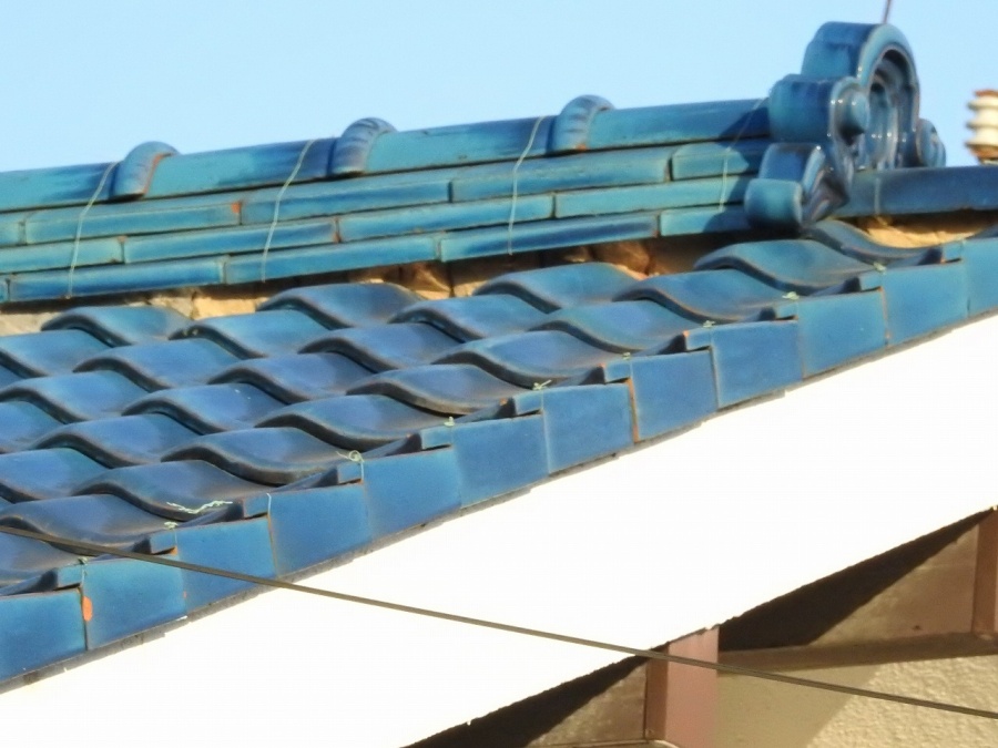 屋根の棟の漆喰剥れ調査