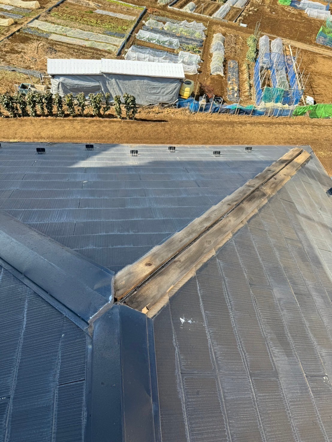 棟板金が外れた様子