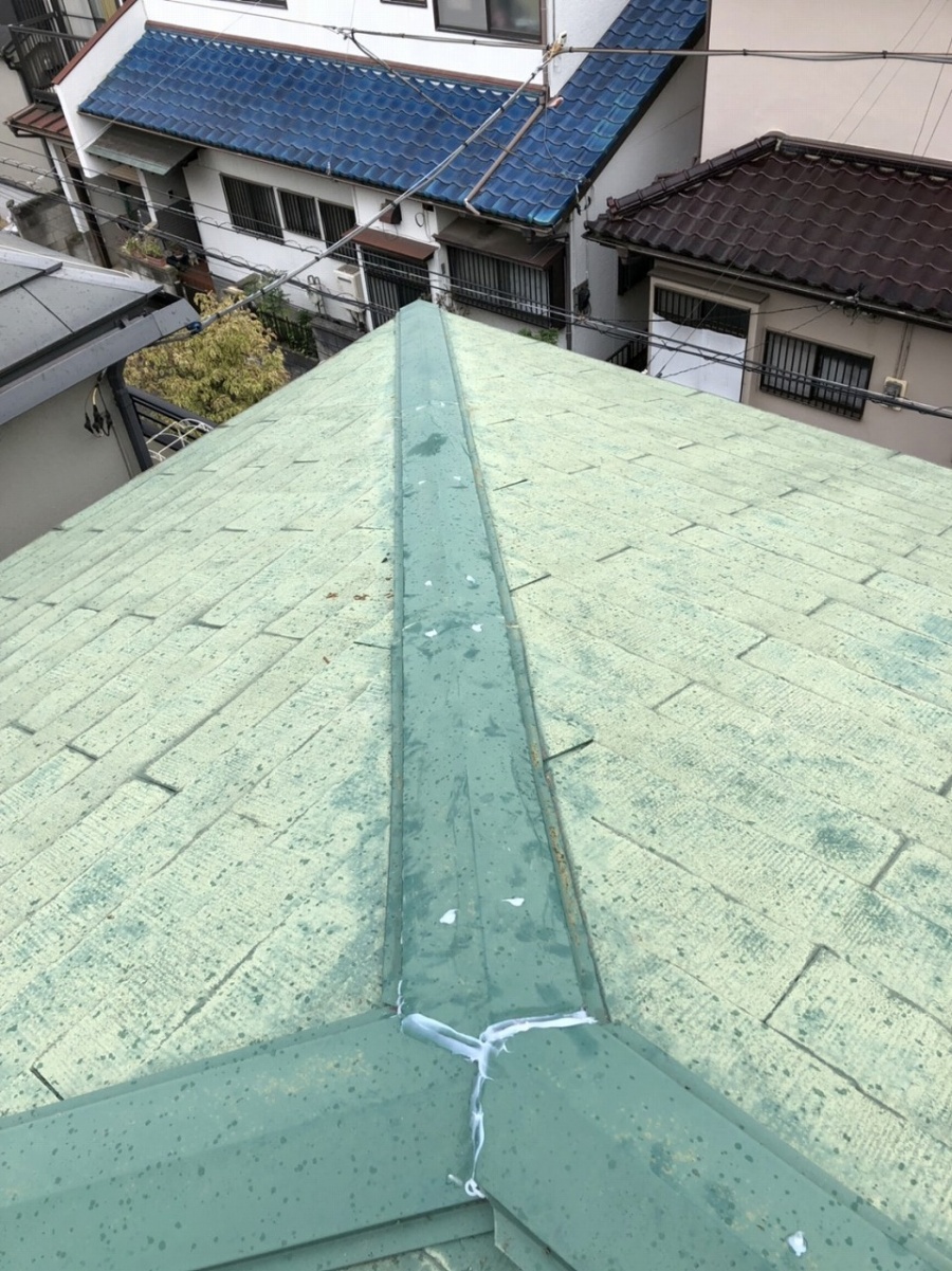 川越市台風被害で棟板金飛散し応急処置