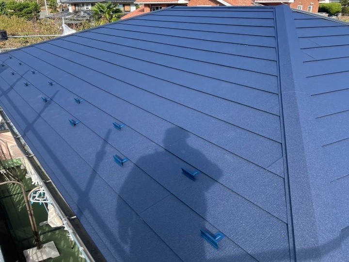 スーパーガルテクトを用いた屋根カバー工法を実施して美観と耐久性を回復したお住まい