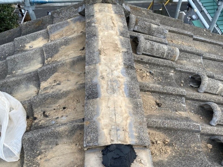 熨斗瓦の積み直しと納まり調整