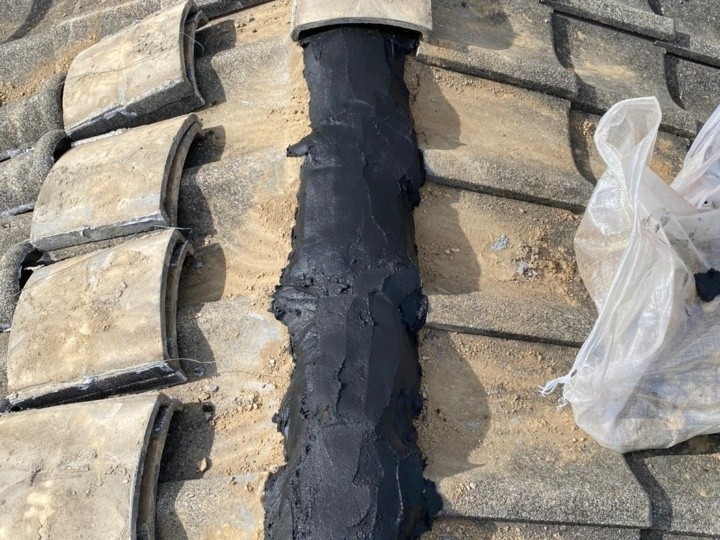 南蛮漆喰で棟の土台を形成