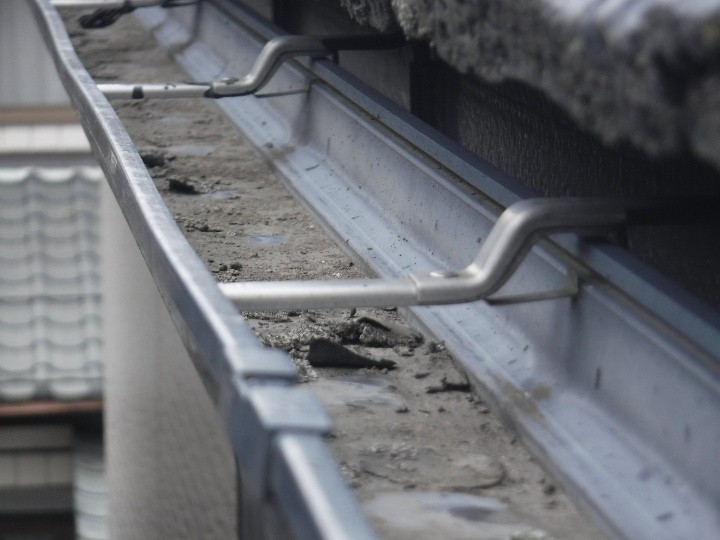 支持金具まわりに汚れが溜まりやすい状況