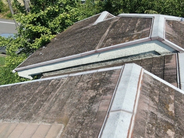 棟まわりの板金とスレートの経年感