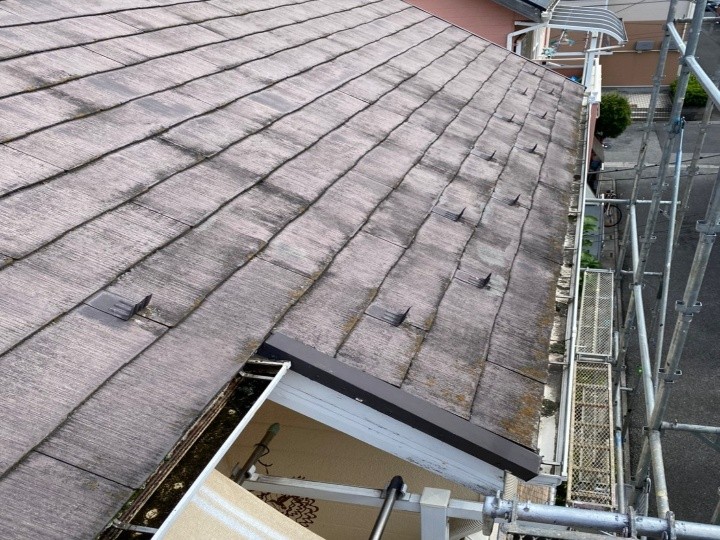 スレート屋根全体の状態とケラバまわりの違和感