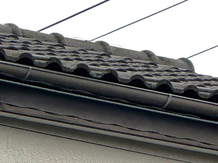 屋根全体の色褪せと表面劣化の進行