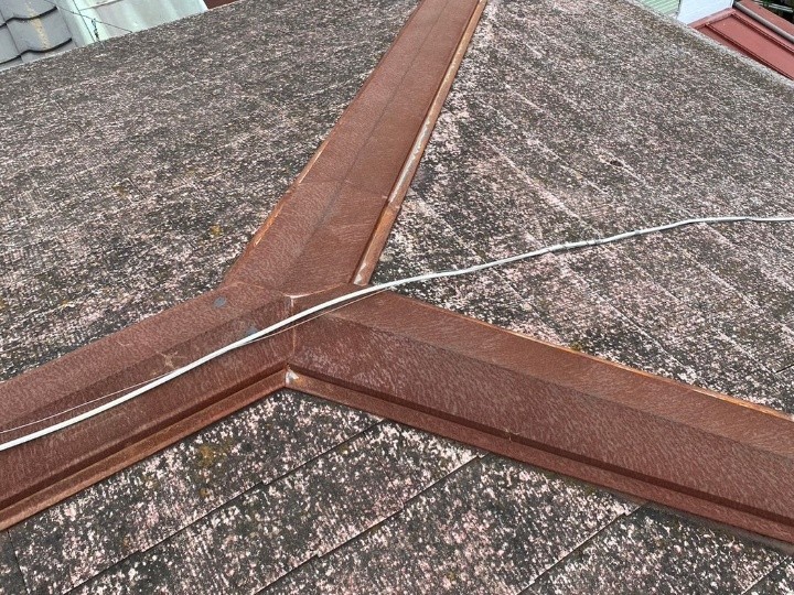 棟の交点まわりに広がる経年劣化のサイン