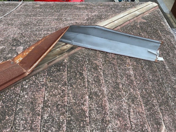 めくれによって露出した下地と板金の変形