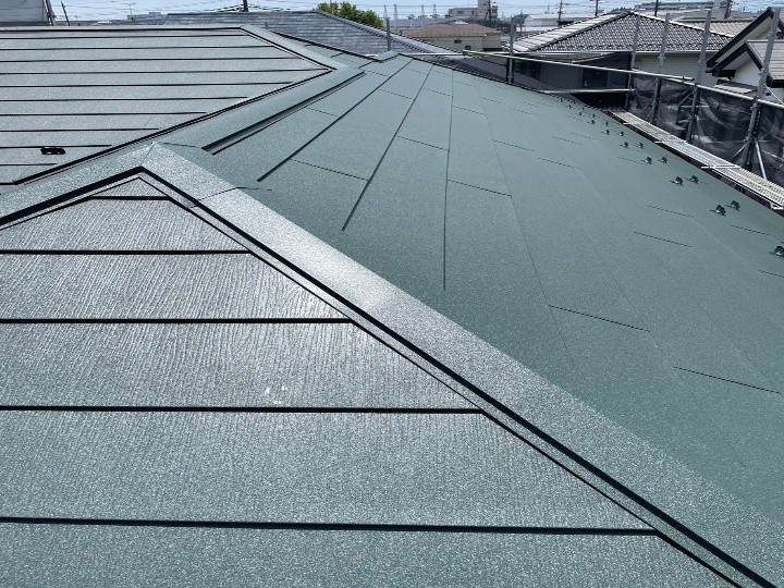 「スーパーガルテクトで屋根カバー工法＋外壁のコーキング打ち替え工事」で雨漏り対策