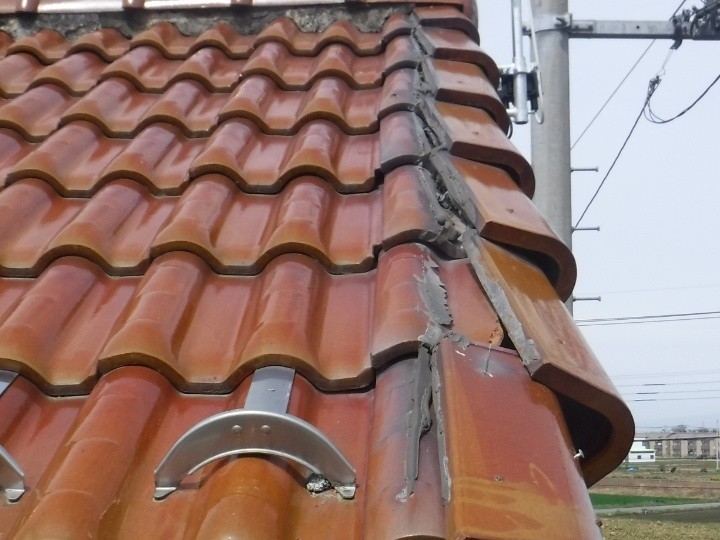 ケラバ付近のズレとコーキング補修の劣化