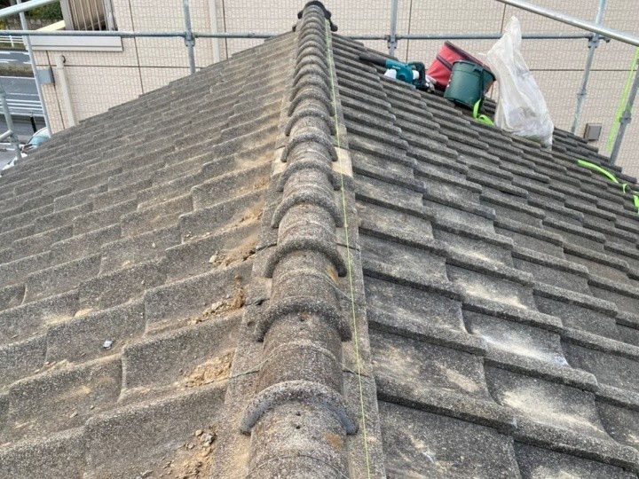 セメント瓦屋根に南蛮漆喰を使用した棟瓦取り直し工事したお住まい