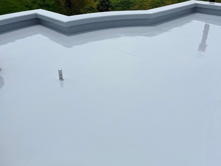 陸屋根に通気緩衝工法ウレタン防水工事を行い防水シートの劣化を改善