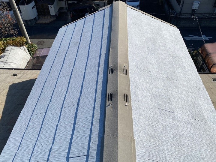 ドーマー付き屋根へコロニアルを用いた部分葺き替え工事を行い雨漏り再発防止