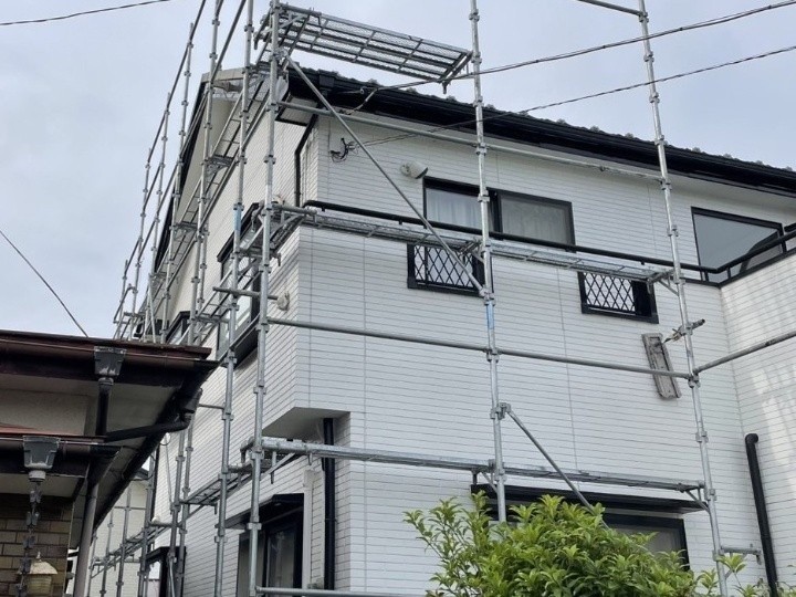 部分足場を設置した住宅