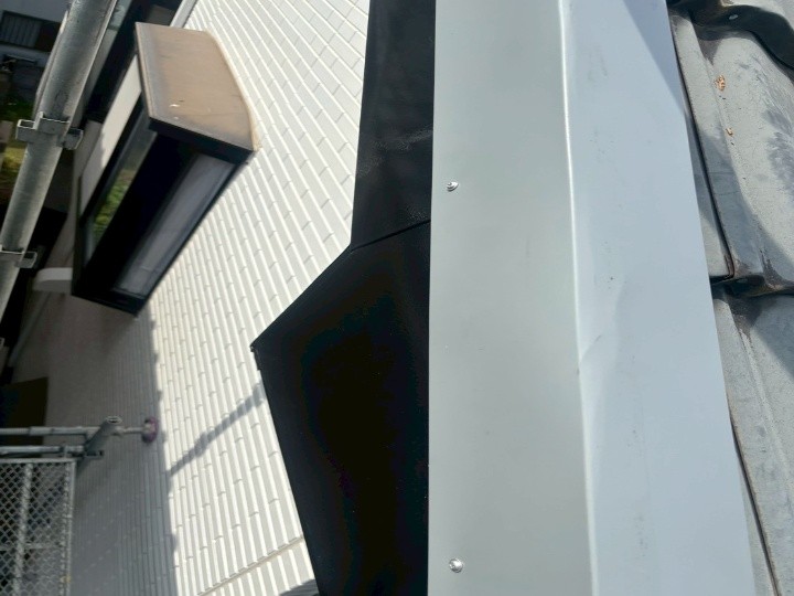 ケラバ板金と棟板金を部分補修工事したお住まい