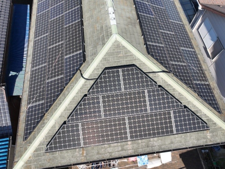 太陽光パネルが屋根面の大部分を占める配置