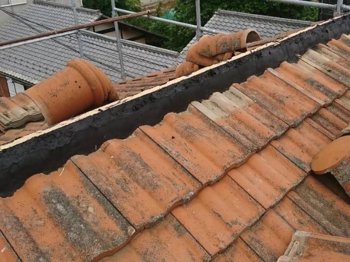 芯木を金具で固定し、漆喰で土台を形成して棟を安定化