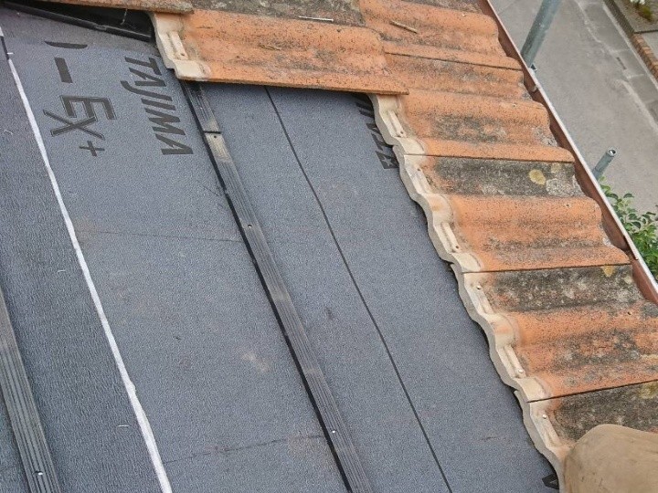 瓦戻しと端部の納まり確認で、ズレを抑えて雨水を流す