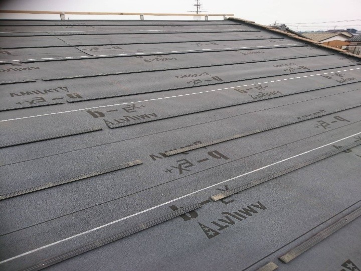 改質アスファルトルーフィングを敷設し、防水の要を刷新