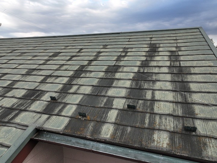 屋根表面の汚れと基材の傷み