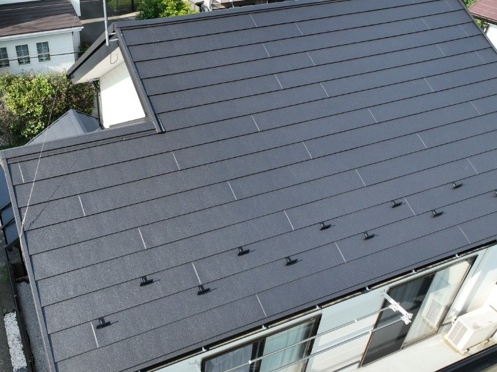 スーパーガルテクトを用いた屋根カバー工事して防水強化したお住まい