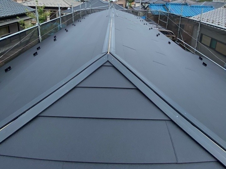 スーパーガルテクト本体施工で軽量な金属屋根へ