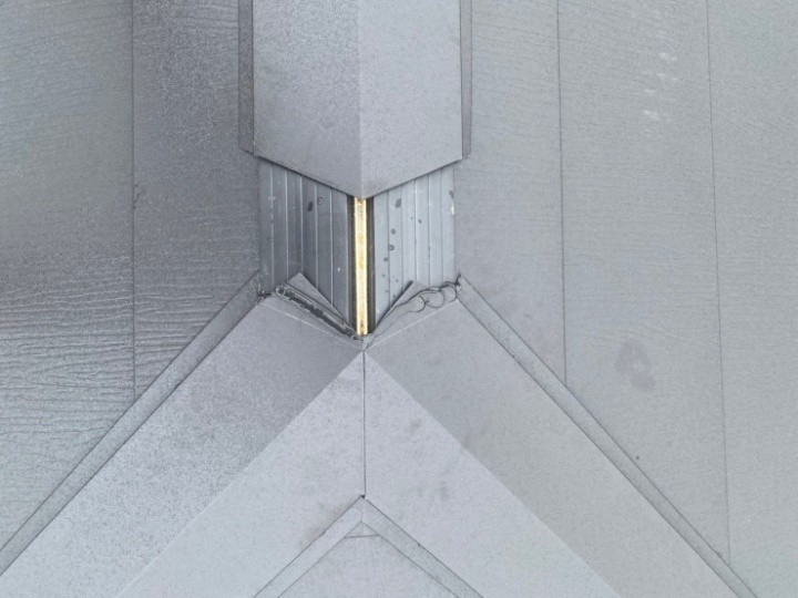 棟まわりの納まり調整と防水処理の仕上げ