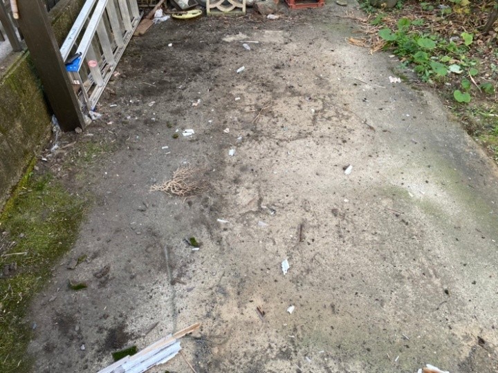 地面に細かなゴミが散らばっている状態