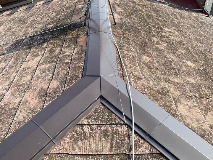 新しい棟板金の取り付けとビス固定