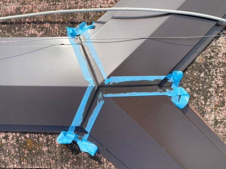 仕上げのコーキング処理と養生