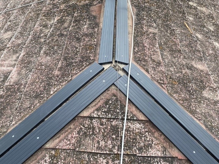 樹脂製の貫板（タフモック）を設置してビス固定