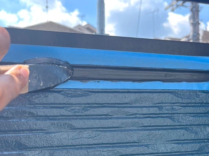 専用ヘラで均して防水層を形成する仕上げ