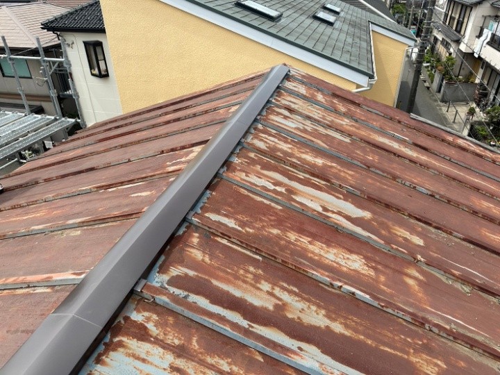 損傷したトタン屋根に「金属屋根材で部分葺き替え+棟板金交換」を実施して復旧工事