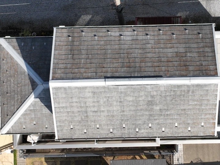 スレート屋根全体の色あせと汚れの広がり