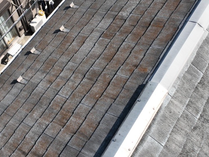 屋根材表面の劣化とムラの確認