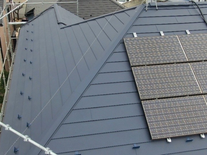 スーパーガルテクトを用いた屋根カバー工法したお住まい