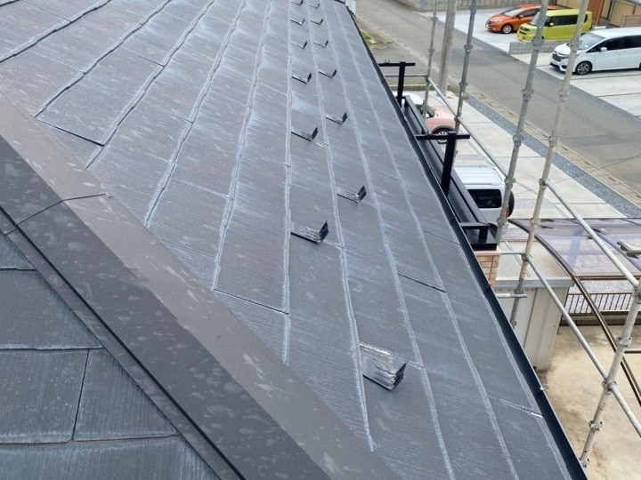 軒先側の変色と表面劣化の兆候