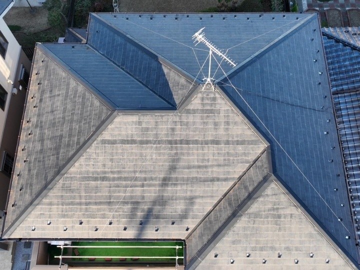 全体に色あせた屋根