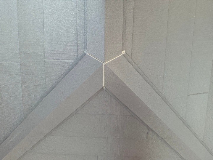 棟板金の取り付けと三つ又部の処理