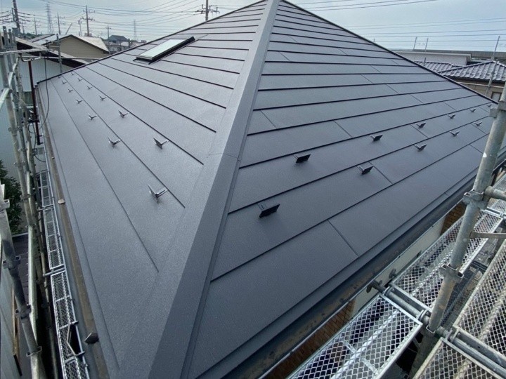 スレート屋根からスーパーガルテクト屋根へカバー工法したお住まい